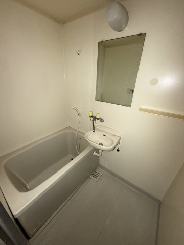バス・シャワールーム　コンパクトで使いやすいお風呂です