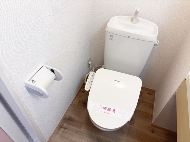 トイレ　温水洗浄機能付きのトイレ