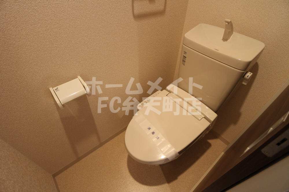 トイレ　落ち着いた色調のトイレです