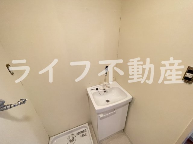洗面設備　独立洗面台、小物を置くことができて便利です