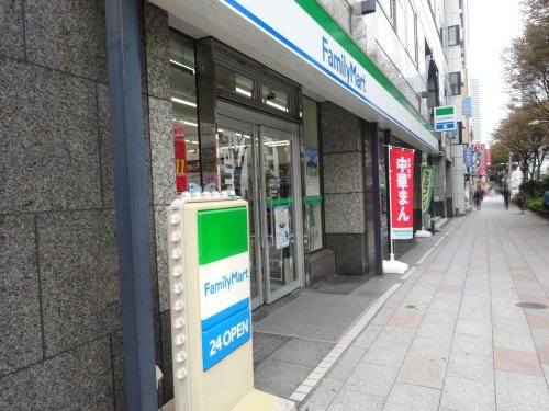 コンビニ　ファミリーマート 築地六丁目店（コンビニ）まで368m