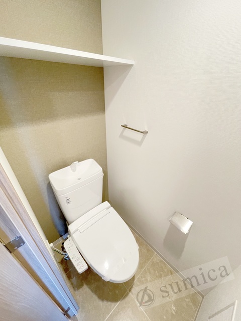 トイレ　人気アイテムの温水洗浄便座。清潔感のあるトイレです。