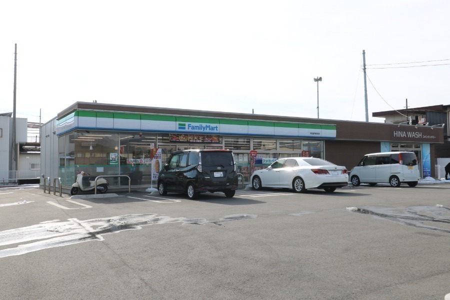 コンビニ　ファミリーマート甲斐富竹新田店（コンビニ）まで577m