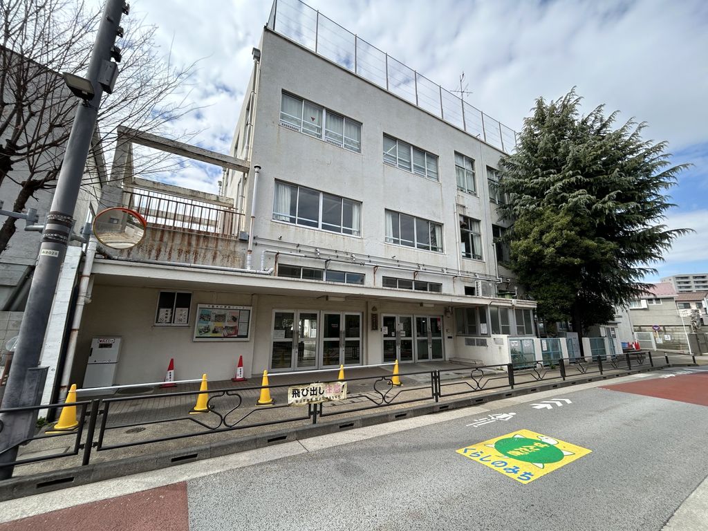 小学校　文京区立千駄木小学校（小学校）まで300m