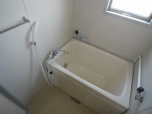 バス・シャワールーム　小窓付きの浴室で一日の疲れを癒していただけます。