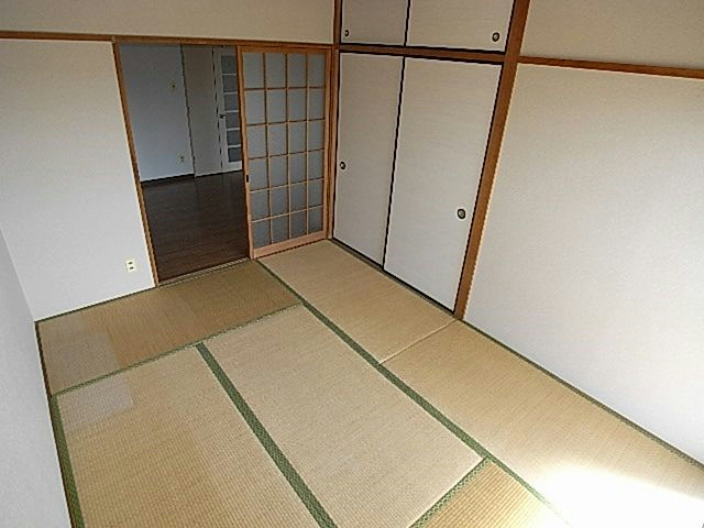 その他部屋・スペース　南に面した和室で快適な時間を過ごせます。