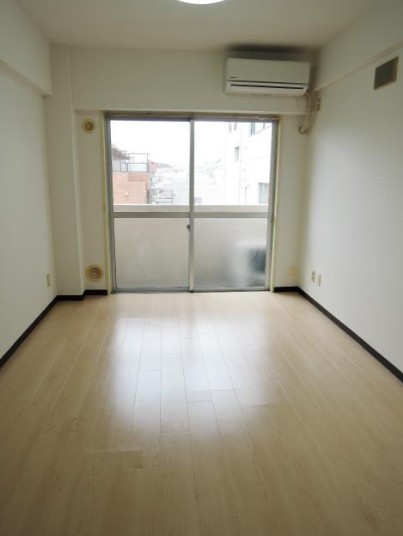居室・リビング　８帖のお部屋で明るいです