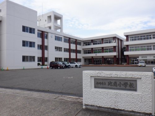 小学校　柏崎市立比角小学校（小学校）まで338m
