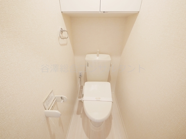 トイレ　温水洗浄便座、吊戸棚収納付