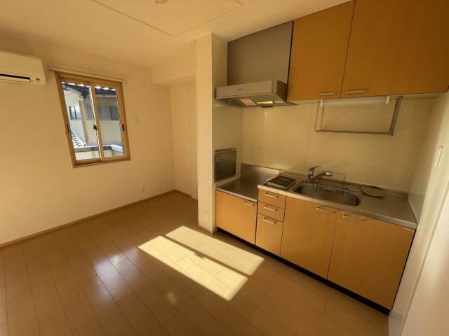 キッチン　別部屋同一間取りのお写真となります。