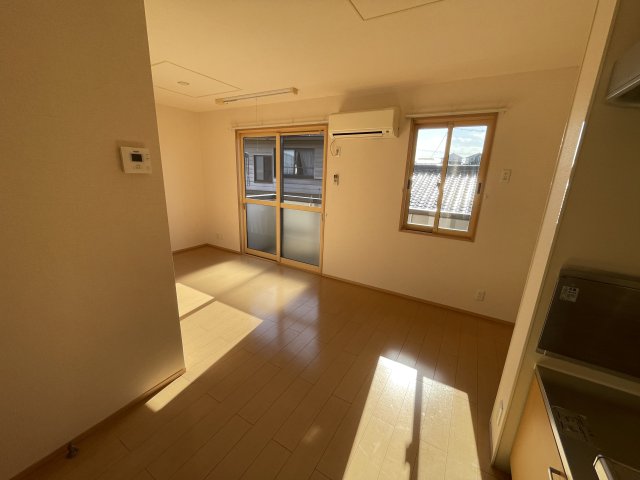 居室・リビング　別部屋同一間取りのお写真となります。