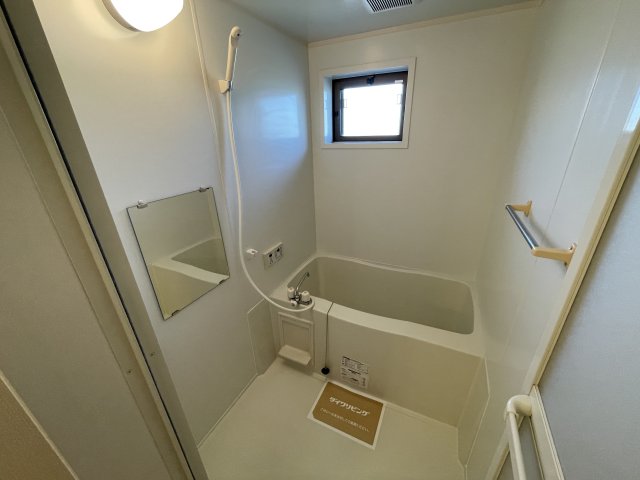 バス・シャワールーム　別部屋同一間取りのお写真となります。
