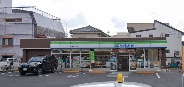 コンビニ　ファミリーマート　西新井店（コンビニ）まで318m
