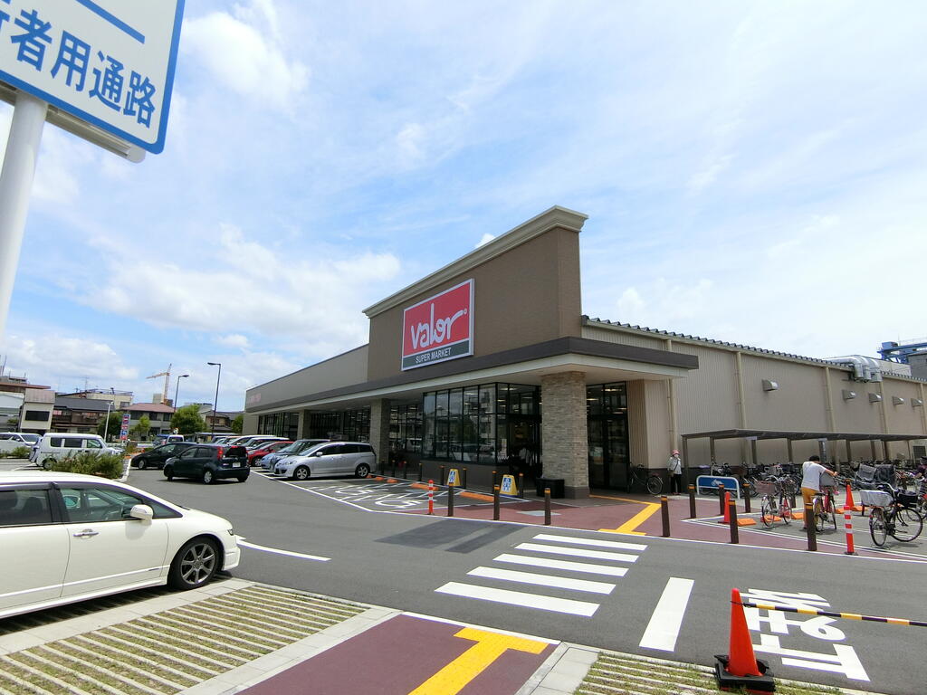 スーパー　バロー淡路店（スーパー）まで825m