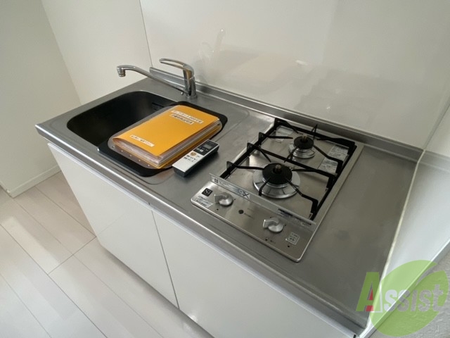 キッチン　嬉しいシステムキッチンです。コンロが付いているので便利ですよ
