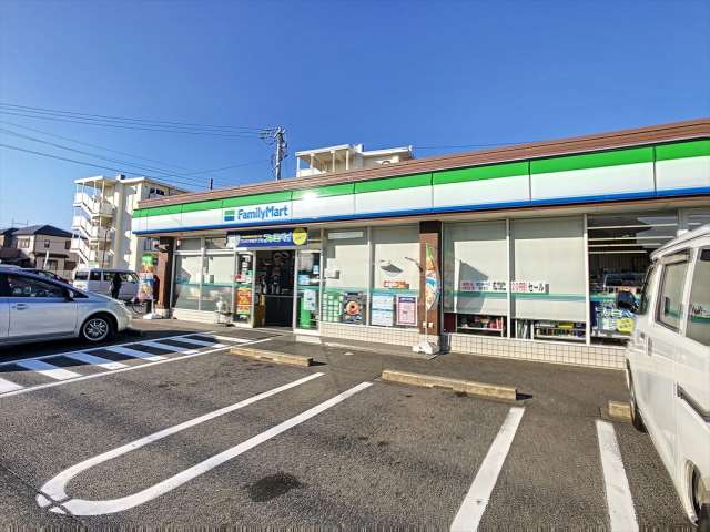 コンビニ　ファミリーマート（コンビニ）まで378m