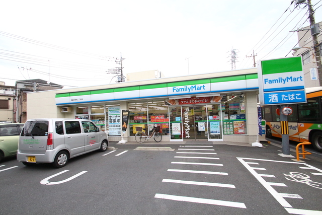 コンビニ　ファミリーマート（コンビニ）まで122m