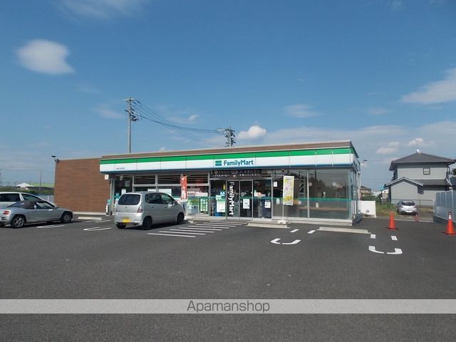 コンビニ　ファミリーマート（コンビニ）まで752m