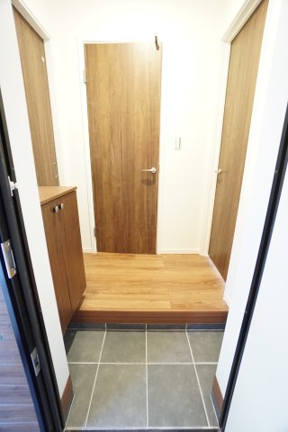 玄関　※同物件、同タイプの写真になります。