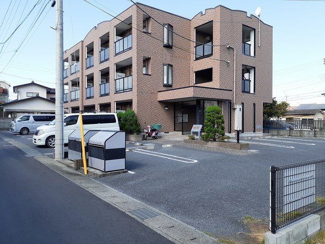 駐車場　駐車場があるので、車を買う予定の方も安心です
