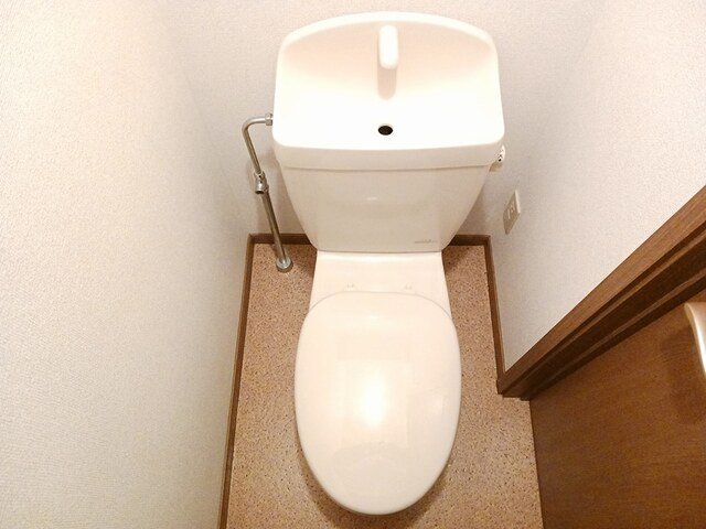 トイレ　落ち着いた色調のトイレです