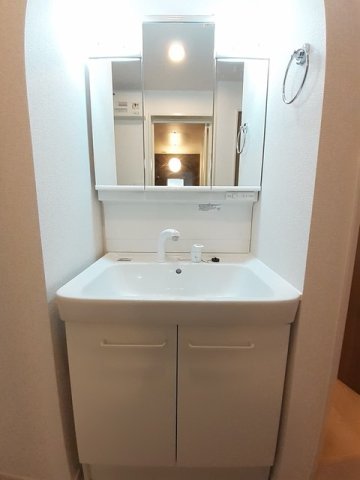 洗面設備　明るい洗面所です