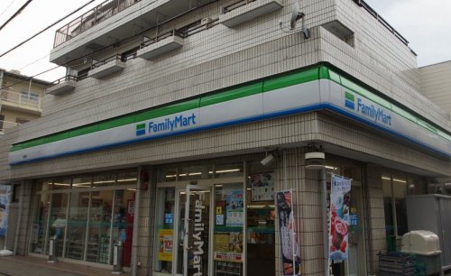 コンビニ　ファミリーマート「生麦店」（コンビニ）まで906m