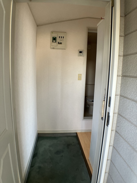 玄関　※補修前の参考画像の為、設備等は現況優先。