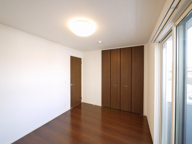 その他部屋・スペース　落ち着いた色調の寝室です