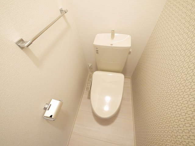 トイレ　落ち着いた色調のトイレです