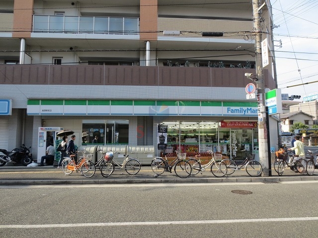 コンビニ　ファミリーマート服部駅前店（コンビニ）まで371m