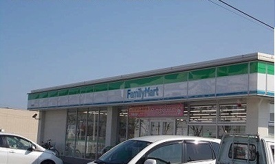 コンビニ　ファミリーマート様（コンビニ）まで1200m