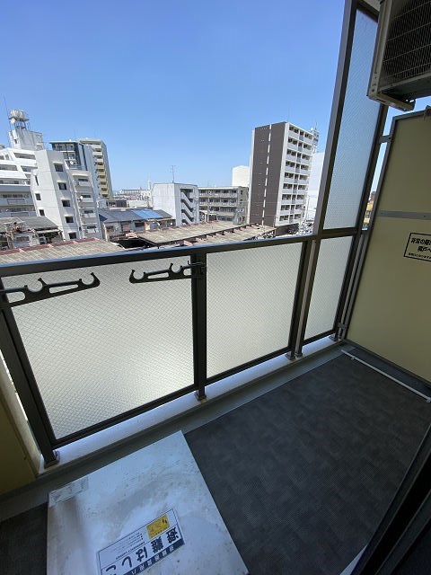 バルコニー　外からの目が気にならないバルコニーで洗濯物が干せます