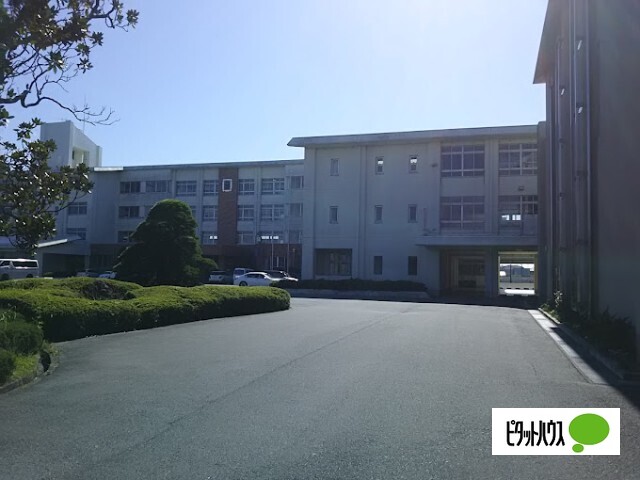 中学校　吉田町立吉田中学校（中学校）まで615m