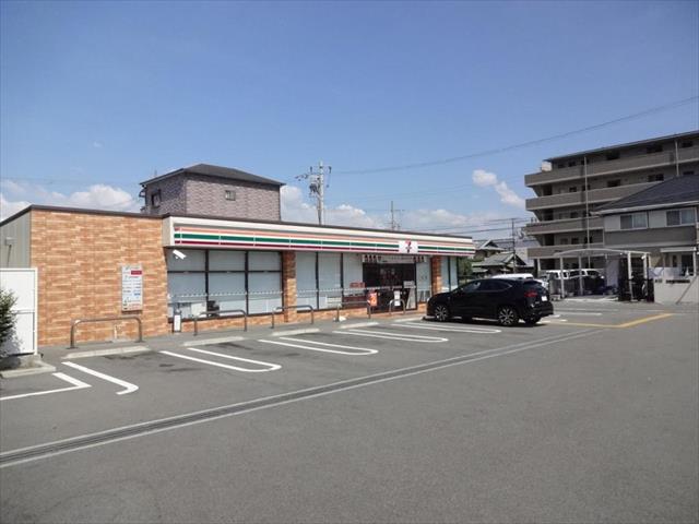 コンビニ　セブンイレブン（コンビニ）まで704m