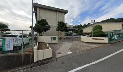 中学校　四日市市立羽津中学校（中学校）まで695m