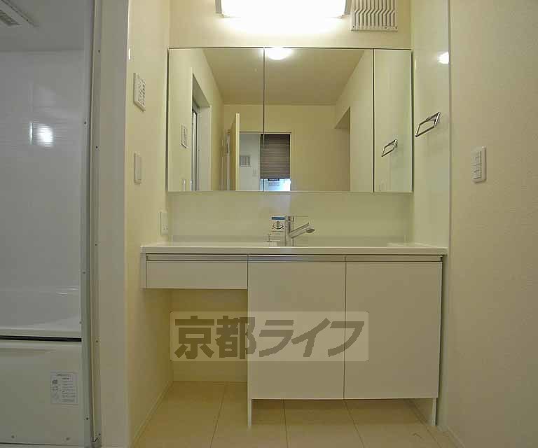 洗面設備　全面鏡の独立洗面台