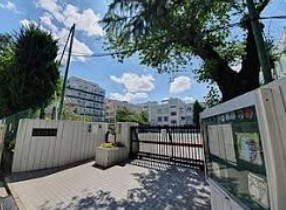 小学校　新宿区立江戸川小学校（小学校）まで485m
