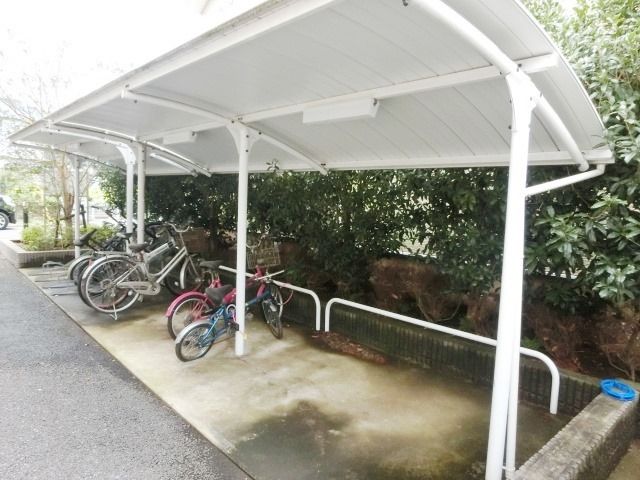 その他共有部分　屋根付きの駐輪場です