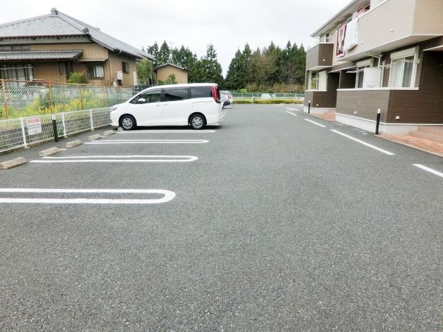 駐車場　広々とした駐車場