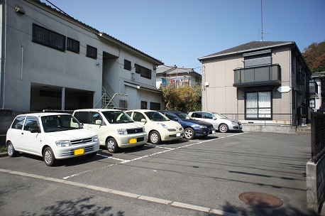 駐車場　敷地内駐車場～別契約月額８，０００円・要空確認