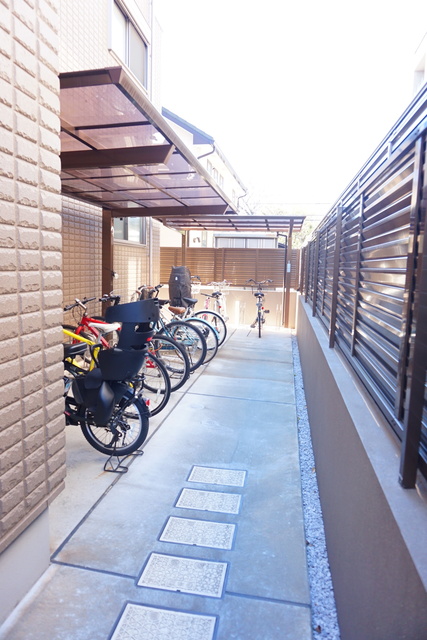 その他共有部分　雨の日でも安心して停められる屋根付駐輪場☆