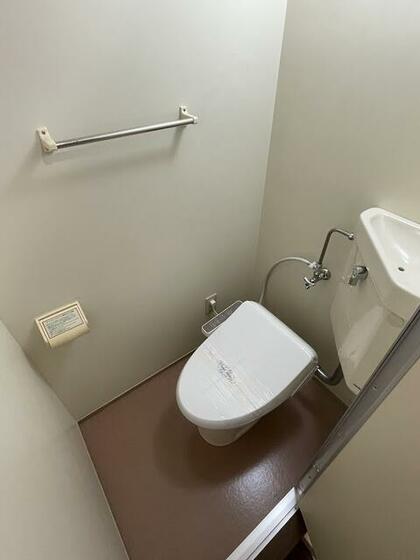 トイレ　バストイレ別　　　温水洗浄暖房便座　　　※同タイプ別部屋
