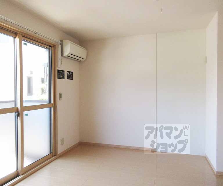 居室・リビング　エアコン付きの洋室です