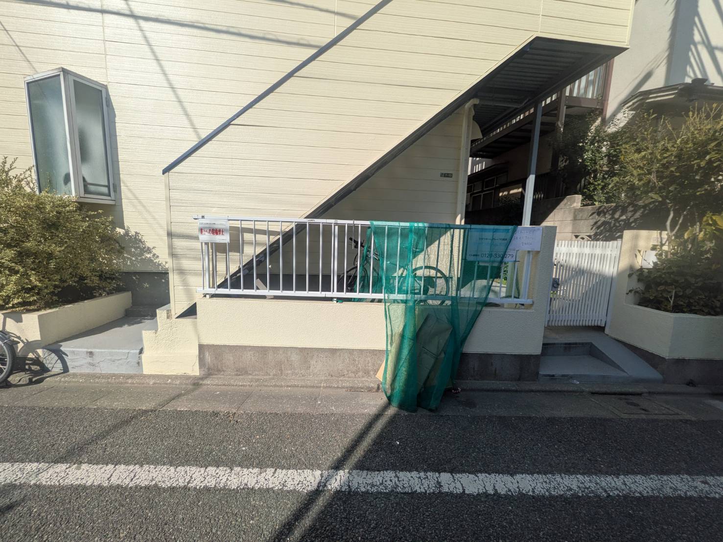 建物外観　敷地内ゴミ置き場