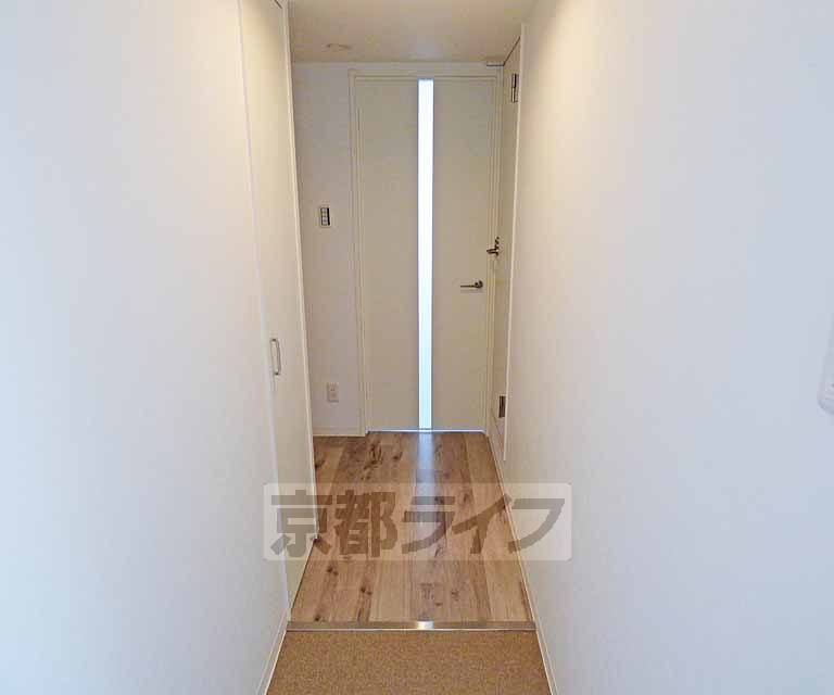 その他部屋・スペース　玄関から見た廊下です。