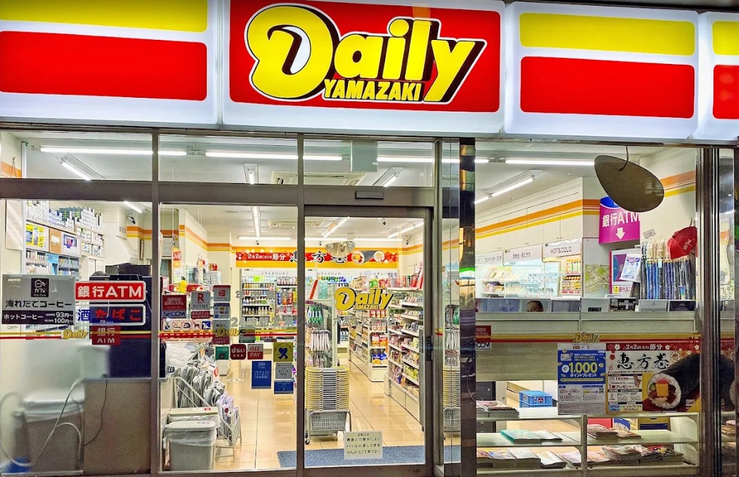 コンビニ　デイリーヤマザキ六本木交差点店（コンビニ）まで74m