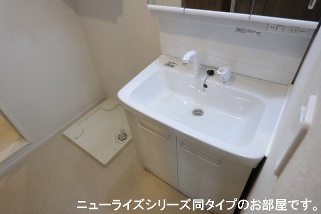 洗面設備　明るい洗面所です