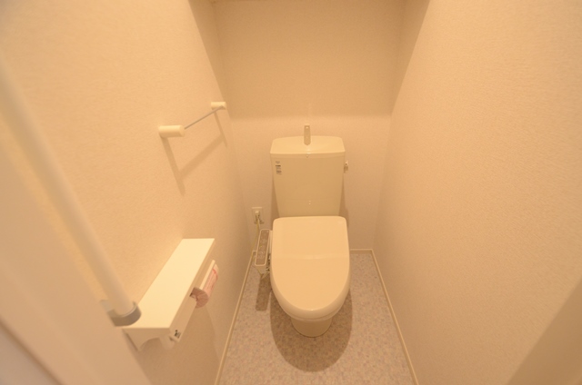 トイレ　温水洗浄便座付きのトイレです♪