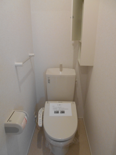 トイレ　温水洗浄便座完備・小物収納棚あり